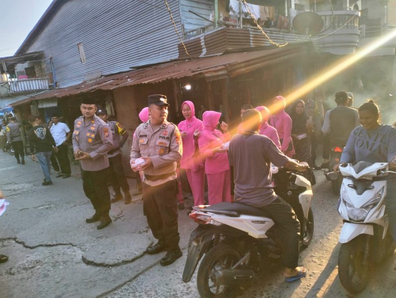 Polsek Panipahan Bersama Bhayangkari Ranting Bagaikan Takjil Kepada Masyarakat
