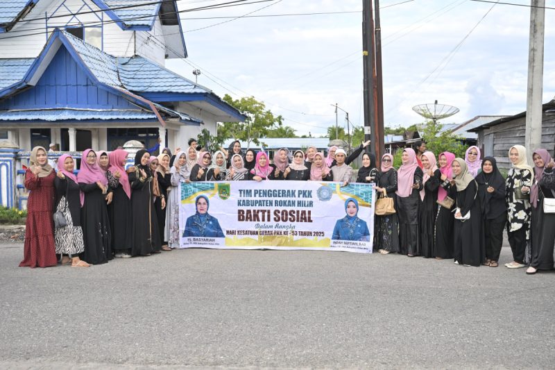 Ramadhan Penuh Berkah, TP PKK Rohil Berbagi Takjil Kepada Masyarakat 