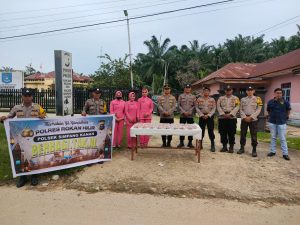 Berbagi Takjil di Bulan Ramadhan, Wujud Kedekatan Polsek Simpang Kanan dan Bhayangkari dengan Masyarakat 