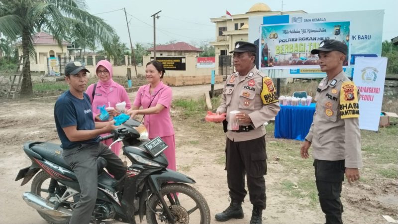 Berkah Ramadhan, Polsek Sinaboi Bersama Bhayangkari Bagikan Takjil ke Masyarakat 