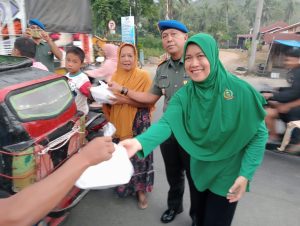 Komandan CPM Madina Kapten Azis Ritonga SH Bagi Takjil Di Bulan Suci Ramadhan 1446 H