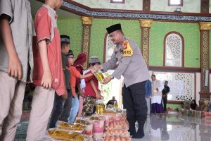 Kapolres Rohil Berbagi Santunan ke Dhuafa dan Anak Yatim di Masjid Nurul Iman