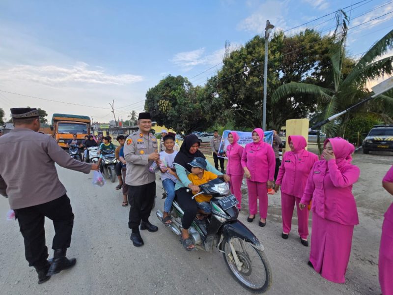 Update Ops Ketupat LK 2025 Polres Rohil, Polsek Pujud dan Bhayangkari Berbagi Takjil ke Masyarakat