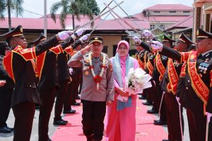Haru Mengiringi Perpisahan Kapolres Kampar AKBP Ronald Sumaja, Pedang Pora Simbol Kehormatan dan Kenangan