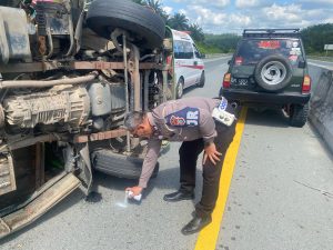 Cepat Tanggap di Jalan Tol: Sat PJR Polda Riau Evakuasi Laka & Himbau Pengemudi Lebih Disiplin