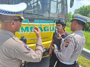 Direktorat Lalu Lintas Polda Riau Gelar Penindakan Pelanggaran Kecepatan dan Pemeriksaan Kadar Alkohol di Jalan Tol Pekanbaru–Bangkinang