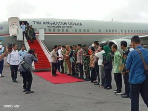 Wakil Presiden Republik Indonesia Disambut Hangat Bupati Tapanuli Utara Di Bandara Silangit