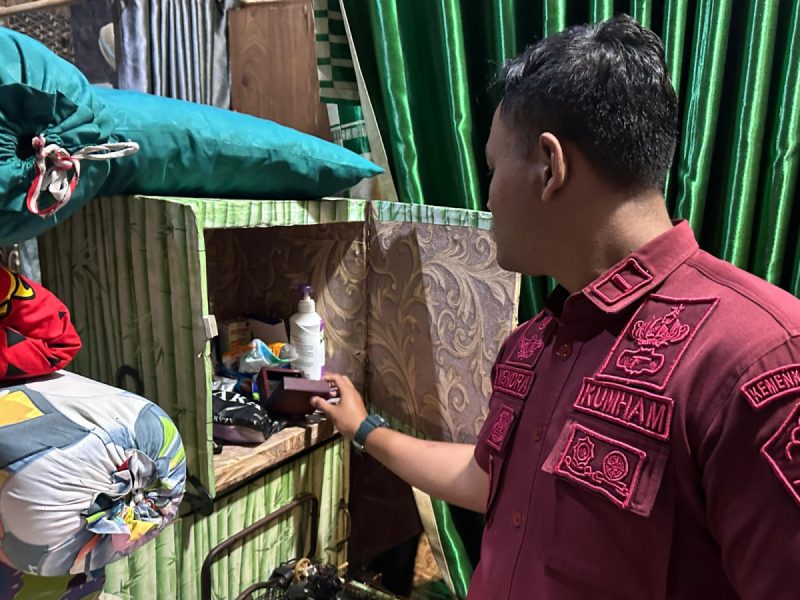Konsisten Berantas Peredaran Narkoba dan Modus Penipuan, Lapas Pekanbaru Terus Intensifkan Razia Kamar Hunian Warga Binaan
