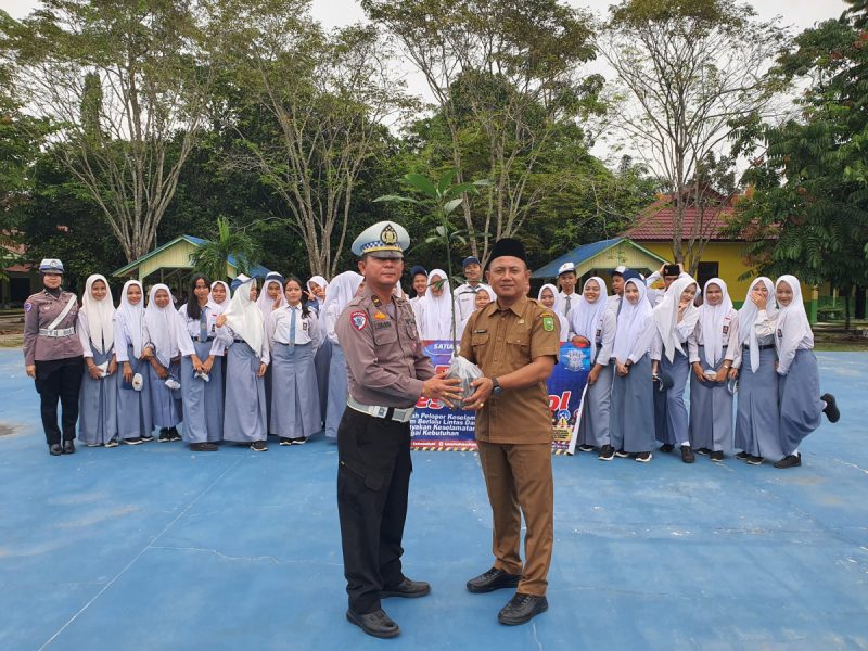 Satlantas Polres Rohil Beri Pemahaman Tertib Berlalu Lintas di SMA N 1 TPTM