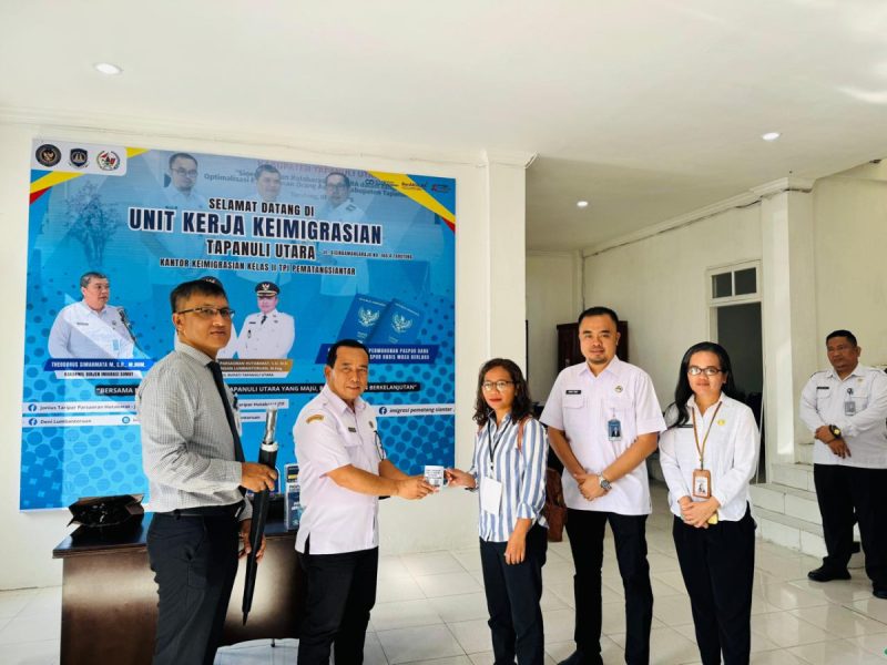 Pelayanan Perdana Pengurusan Paspor di Unit Kerja Keimigrasian Tapanuli Utara Mulai Beroperasi