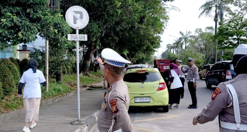 Puluhan Kendaraan Ditilang karena Langgar Rambu Larangan Parkir di Depan RSUD Arifin Achmad Pekanbaru