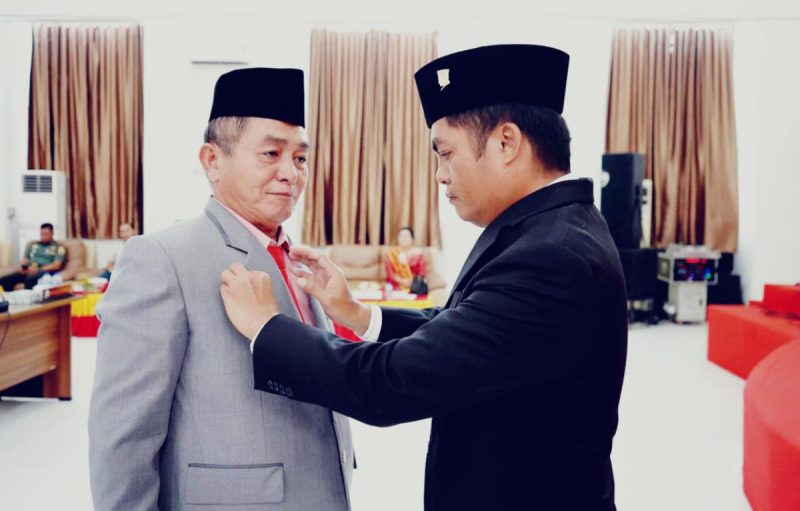 ELISATI HALAWA, ST Melantik & Mengambil Sumpah Samahato Buulolo Menjadi Anggota DPRD Nias Selatan