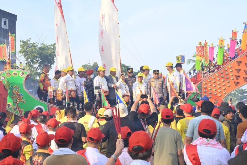 Bupati Rohil Berbaur dengan Masyarakat Tiong Hoa Dalam Even Bakar Tongkang