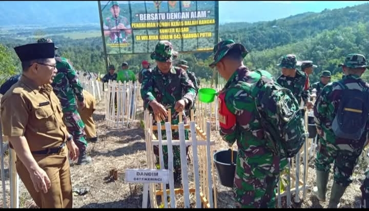 Kodim 0417/Kerinci dan Masyarakat Hijaukan Bukit Runcing,Wujudkan Alam Lestari