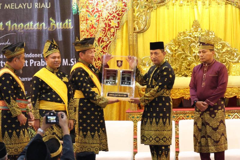 Kapolda dan Gubernur Riau Jadi Saksi di Prosesi Anugerah Adat kepada Kapolri