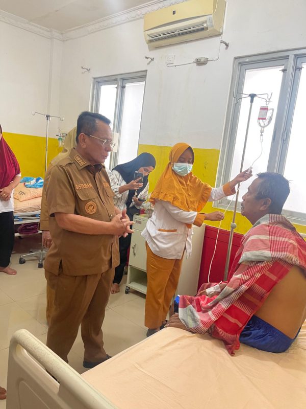 Peduli Korban Keracunan, Bupati Bistamam Jenguk Pasien di RSUD Dr Pratomo Bagan Siapi-api