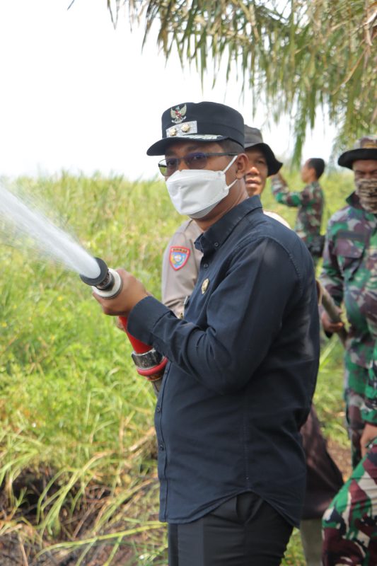 Bersama Wabup dan Dandim 0321, Kapolres Rohil Berjibaku Padamkan Karhutla di Bangko Permata