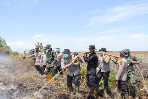 Kolaborasi Polisi-TNI-BPBD Berjibaku Padamkan