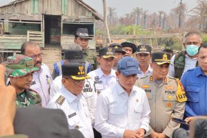 Kapolres Rohil Dampingi Menteri Lingkungan Hidup Pengecekan dan Pemadaman Karhutla di Kubu Babussalam
