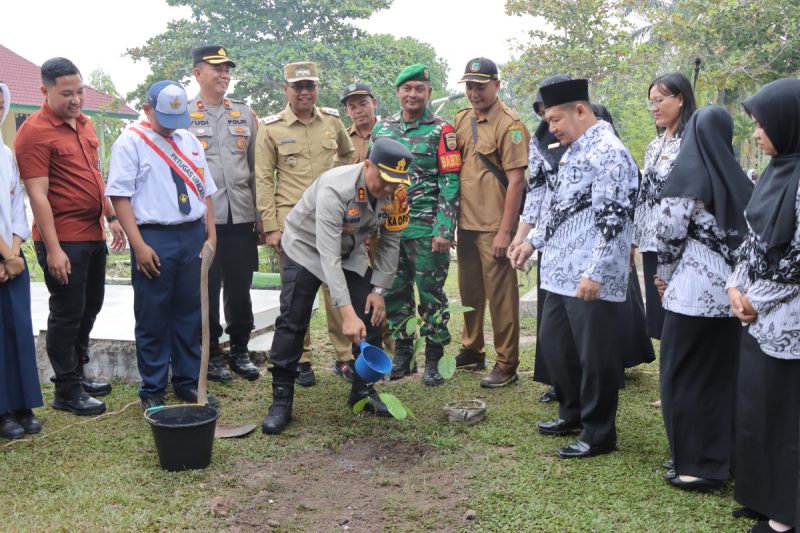 Wakil Bupati Bersama Kapolres Rohil. Melaksanakan Kegiatan Sosialisasi Program Green Policing 