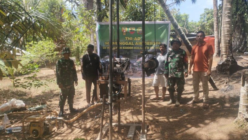Koramil 08/Tdn Bangun Sumur Desa Dukung TNI AD Manunggal Air Bersih
