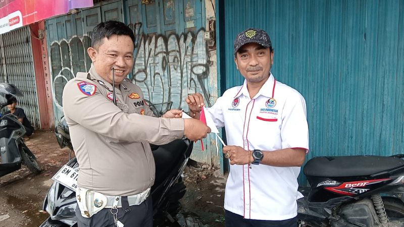 Jelang HUT RI Ke -80, DPW IWO Indonesia Provinsi Jambi Berbagi Bendera Merah Putih secara GRATIS