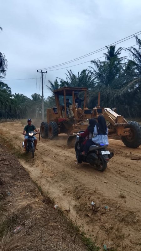 Tunaikan Janji Kampanye, Bupati Bistamam Turunkan Alat Berat ke Desa Bakti Makmur untuk Perbaikan Jalan