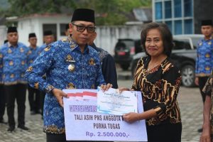 Bupati Tapanuli Utara Pimpin Upacara Hari Kesadaran Nasional, Berikan Tali Asih Kepada ASN Purna Tugas