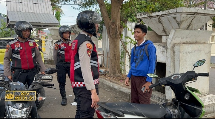 Perintis Samapta Polres Gowa Patroli di Jalan Tegur Pelajar Saat’ Berkeluyuran Jam” Sekolah