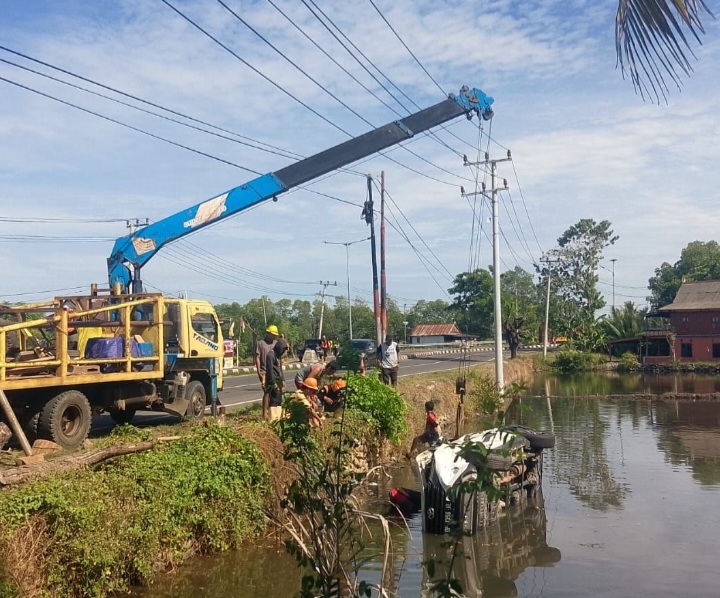 Sebuah Minibus Terjun Ke Empang, Milik Warga Satlantas Polres Maros Respon Cepat Kelokasi