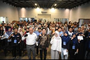 Pemerintah Kota Makassar Lancarkan Bantuan Program Makanan Bergizi Gratis (MBG) menyiapkan makanan yang diberikan ke penerima manfaat