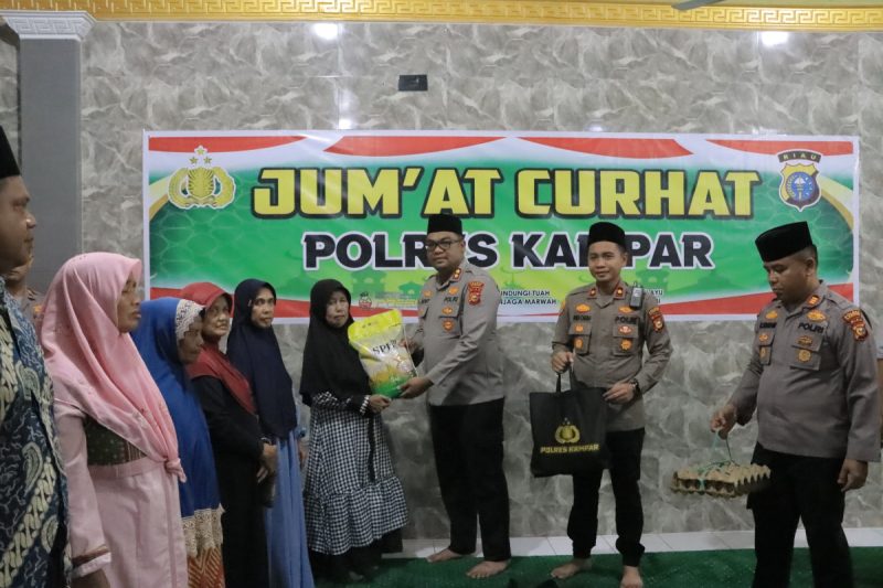 Kapolres Kampar Sapa Warga Kampung Godang, Jumat Curhat Usai Sholat Berjamaah!