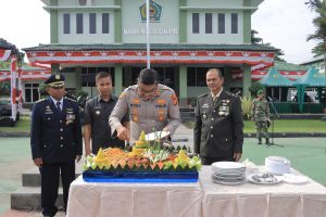 HUT TNI ke-80 di Kampar: Kejutan Tumpeng dari Kapolres, Bukti Kekompakan TNI-Polri Jaga Negeri!