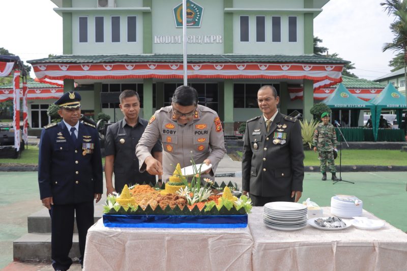 HUT TNI ke-80 di Kampar: Kejutan Tumpeng dari Kapolres, Bukti Kekompakan TNI-Polri Jaga Negeri!