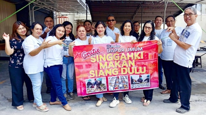 Jemaat Gereja Isa Almasih Makassar Gelar Bakti Sosial, Buka Dapur Umum dan Bagikan Makanan Gratis Kepada Masyarakat